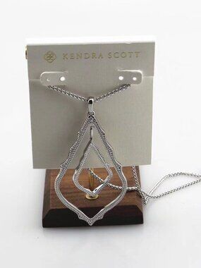 Kendra Scott necklace